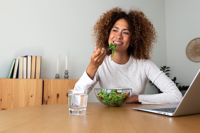 Intuitive Eating vs Mindful Eating: Discovering the Key Differences for a Healthier Relationship with Food